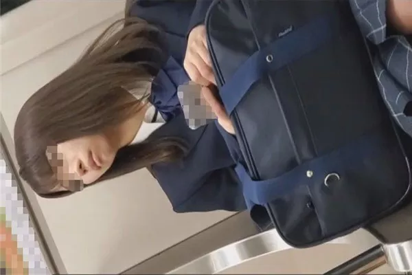 [FC2_PPV-1334065]  【個撮】県立商業科②スレンダーGカップを駅で逆さ撮りからホテルで手コキ射精(計30分)