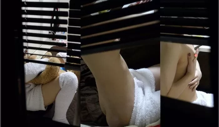 Muffige Pyjamas-Mädchen, süße kleine Brüste werden massiert. Von der Kluft zwischen Muffigkeit und Erotik überwältigt...