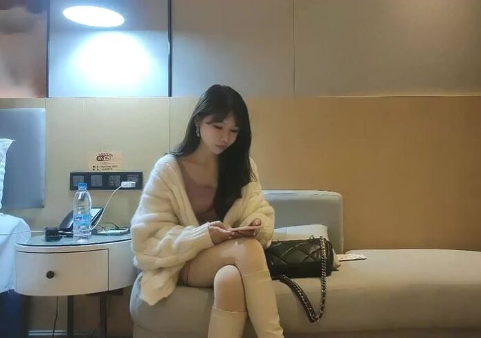 壹屌探花鸭哥上场约了个高颜值白靴性感妹子啪啪，舌吻口交摸逼上位骑坐大力抽插猛操