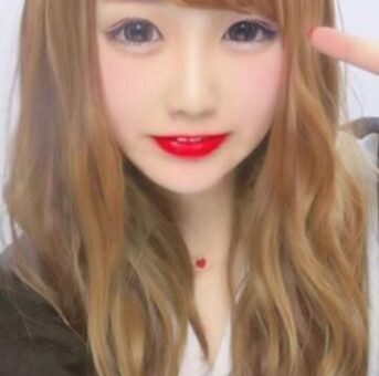 ルビーが似合うギャル系お姉さん