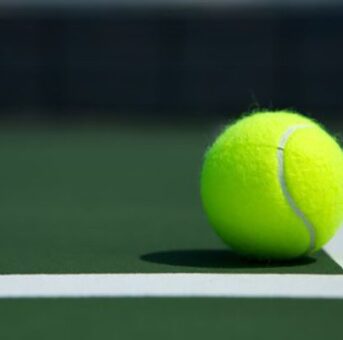 Tennis⑲マ〇コ丸見え２名登場！中腰のままおしっこを・・( ;∀;)