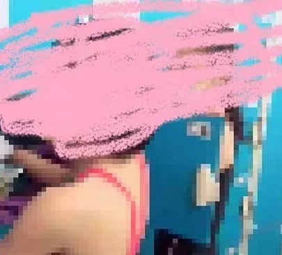えす プールのロッカーから無邪気に配信♡
