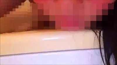 K streamt in der Badewanne! Es ist sichtbar.