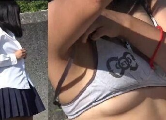 河川敷で着替える女の子