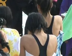 Hochauflösende, süße Mädchen im modernen Schulbadeanzug – Schwimmen im Winter.