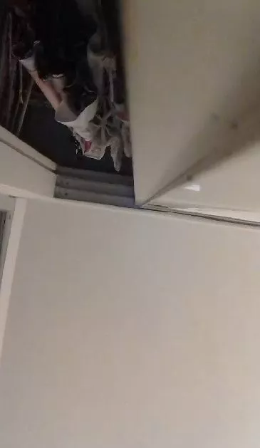 泡で遊ぶ女の子