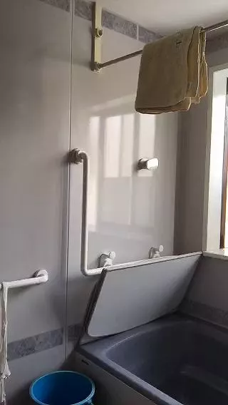 Ich werde die Badewanne nackt putzen.