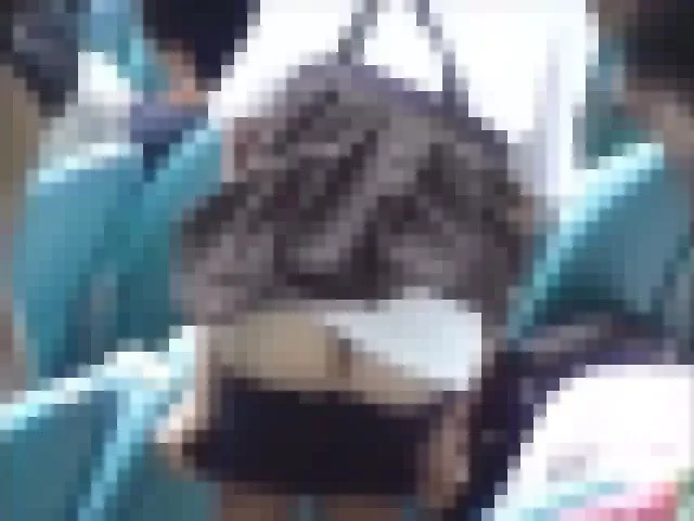 水泳大会観覧席で着替え始めちゃった〇〇ちゃん