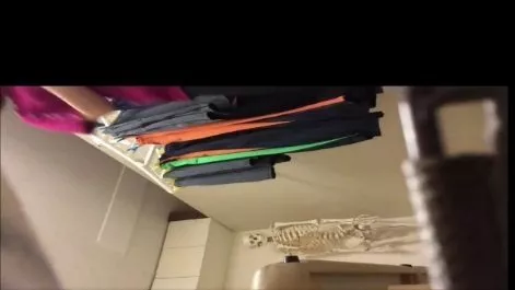 Wissenschaftslehrer wechselt Kleidung