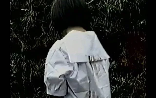 〇学生を草むらに