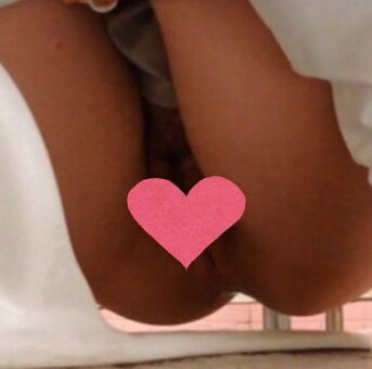 【トイレ盗撮】ドスケベおまんこをカメラに晒しておしっこしちゃうJK【和式正面撮り】