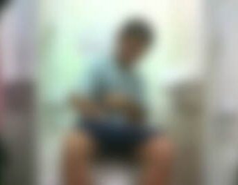 【しー級】パイパン娘もいるトイレ風景
