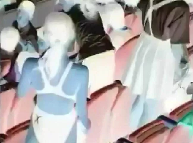 수영 대회 옷 갈아입기