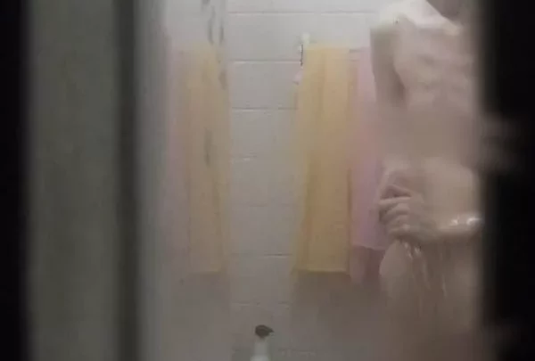 【Badewanne】Die süße, kleine Brust und die schlanke Schwester im Bikini haben ihre Badewannenzeit♪
