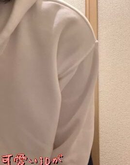 可愛いJDがお店のトイレでお○んこ露出