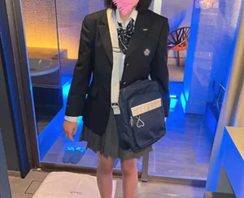 ※早期削除【顔出し】現役の制服女子_無垢な色白美少女に大量顔射_中出し映像も収録