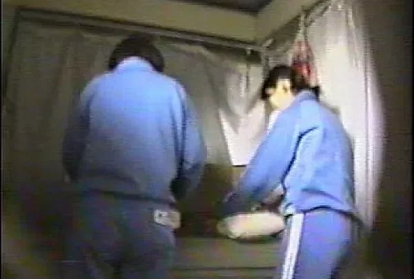中学校体育倉庫で柔道着に着替え！