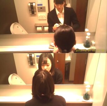 【内側からも】まんこ丸見え洋式隠し撮り