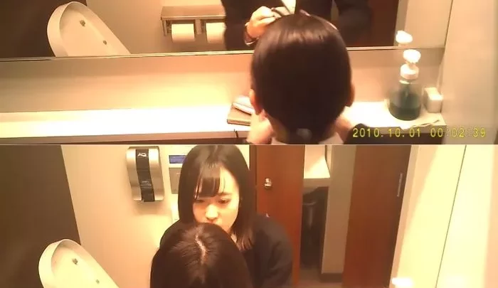【内側からも】まんこ丸見え洋式隠し撮り