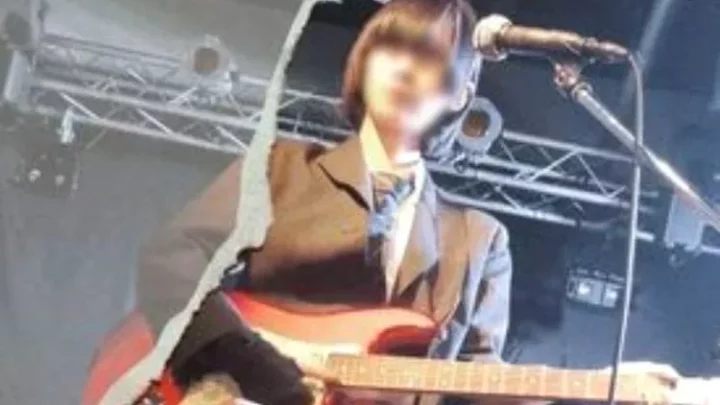 Gesicht zeigende Bandmädchen 3