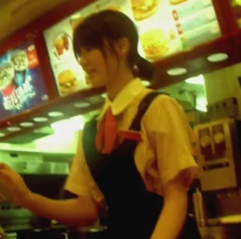 ファーストフード店員のスカートの中