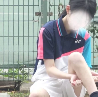 テニス少女がお股拡げながら太ももふくらはぎのストレッチ、そして不運に遭遇