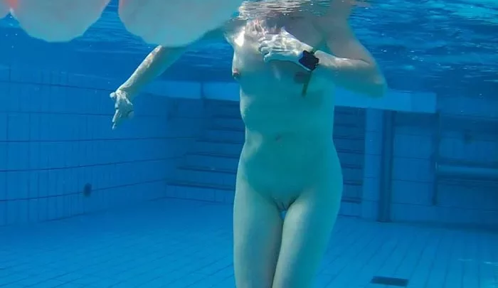 Unterwasser-Voyeur im Sauna-Pool 5