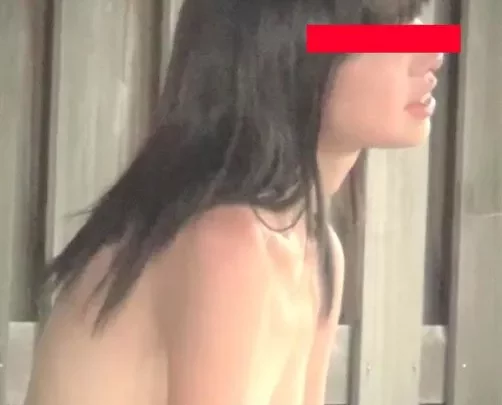 벽의 틈새 줌 여자 목욕⑤