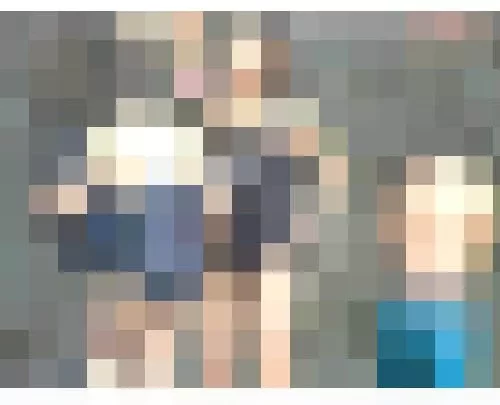 少女の川遊び①