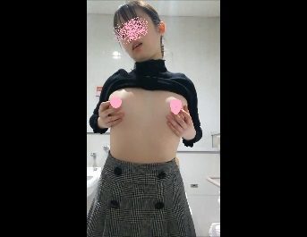 個室でアイドル顔が胸チラとオナニー 15272872