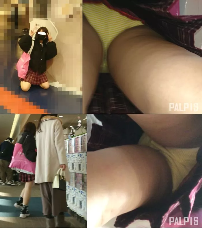 피스를 하면서 기념 촬영하고 있는 여자아이를 찰칵