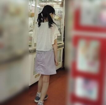 ゲームに夢中の細身の子・水玉パンツをじっくり撮影