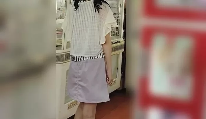 ゲームに夢中の細身の子・水玉パンツをじっくり撮影