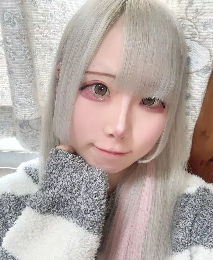 Une selfie d'une serveuse de café mignonne au niveau des idoles.