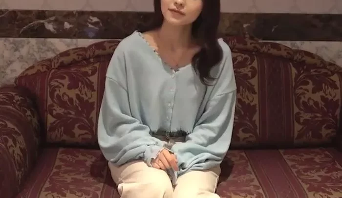 Sans, en train de faire l'amour avec une belle femme au visage d'idole.