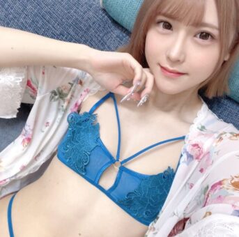 超人気Ａ◯女優『皆◯あ◯り』がデビュー前にの個人撮影無修正ＡＶでナマ中出し！【全３作品収録】