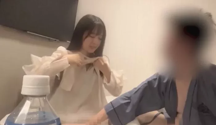 22 ans, ma copine au look pur et élancé a un corps qui jouit à fond ! Avec son apparence mignonne et sa voix, elle ravit les hommes plus âgés lors du deuxième round【Partie 2】【Tournage personnel】No.195