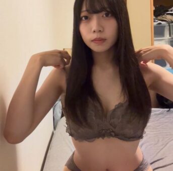 エロかわ黒髪清楚ちゃんの自撮り