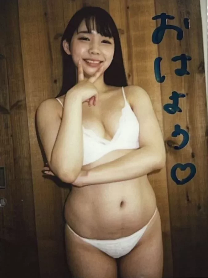 Éjaculation buccale d'une belle femme de haut niveau ! En fait, c'est une célébrité (il y a un bonus).