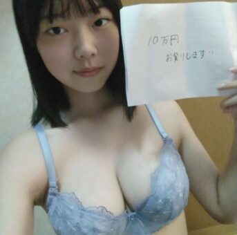 お金欲しさに全裸で自撮り