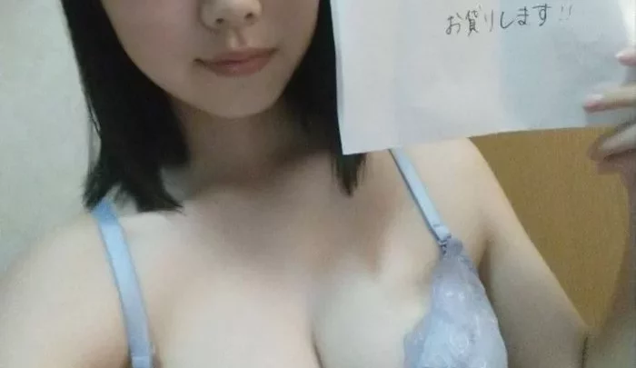 お金欲しさに全裸で自撮り