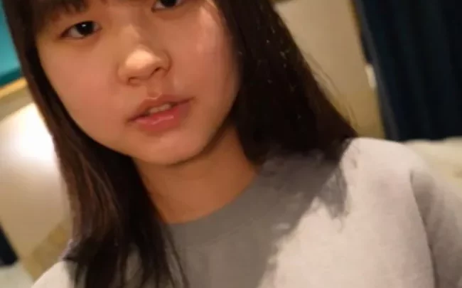D'une simplicité adorable... Elle a l'air d'une fille ordinaire, mais quand elle se déshabille, c'est un F-cup part2. Le pénis de son petit ami est petit et elle dit : "Ah ! C'est plus agréable que celui de mon petit ami."