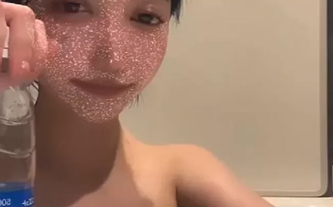 神スタイル美女のノーパンポロ〇
