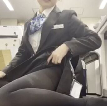 お金欲しさに裸を晒すOLちゃん