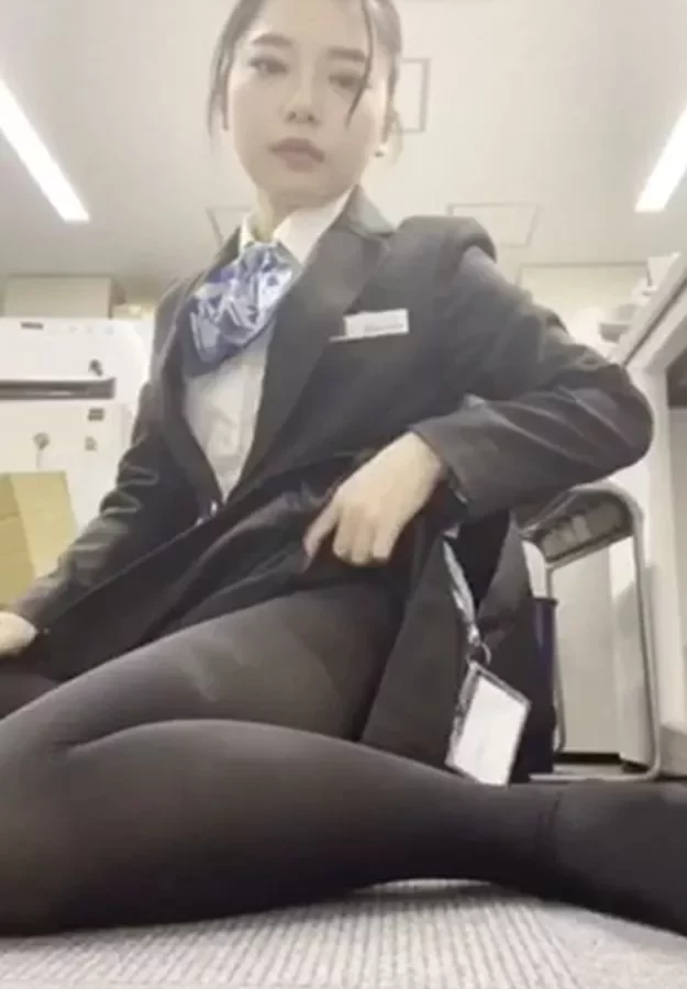 돈이 필요해서 나체를 드러내는 OL 양