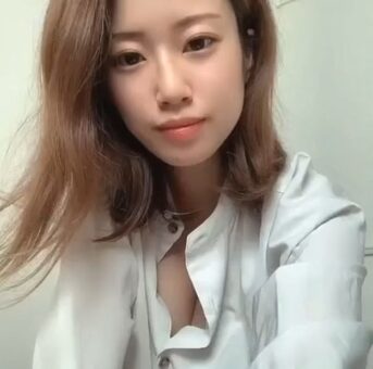 Ｓ級美人女子Ｍ字接写＆起立下からモジャ陰毛くぱぁ丸見え！