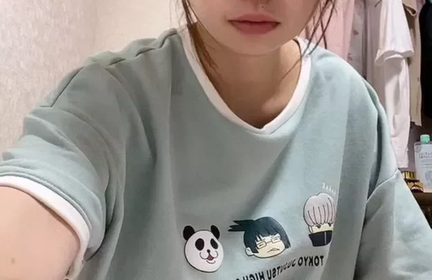 自分で唾液付けて指おなしちゃうムチムチお姉さん