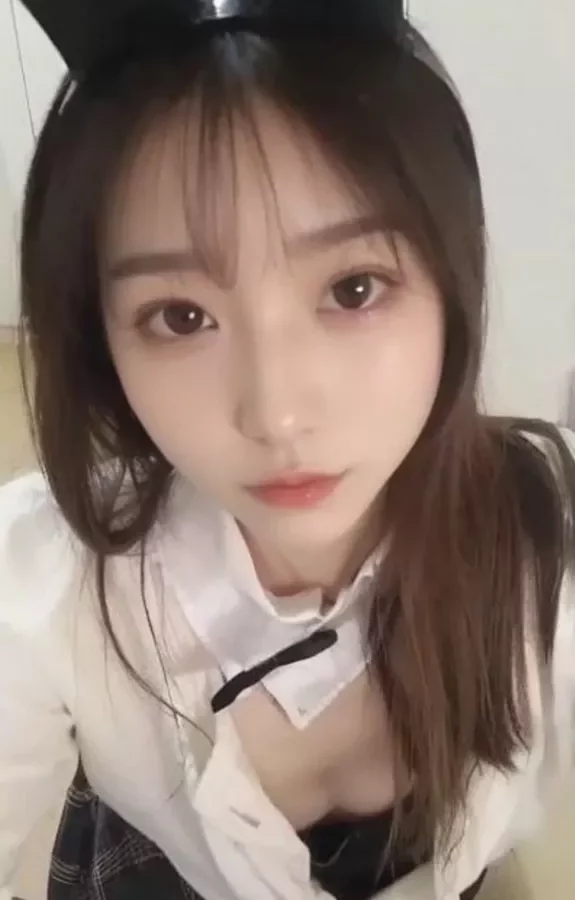 【無修正・エロ聊天】穿著兔女郎服裝的SSS級美**☆皮膚白皙，真的很色情也很可愛。