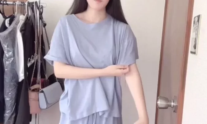 お嬢様系清楚な美女、自撮りオナニー