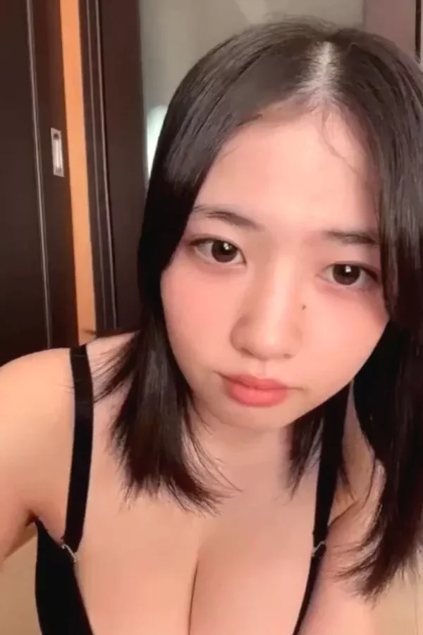 【zip】엄청난 미모의 거유 소녀의 셀카